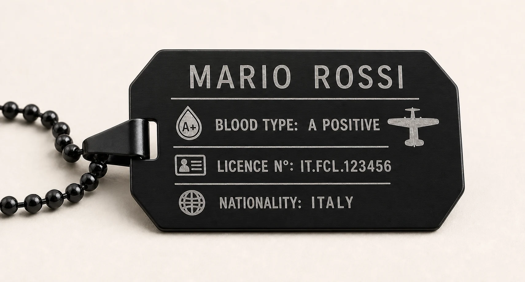 Dog tag personalizzata nera su fondo chiaro
